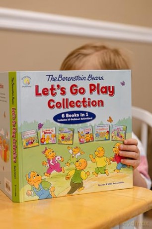 The Berenstain Bears Let's Go Play Collection: 6 Books in 1 (Berenstain Bears/Living Lights: A Faith Story) - Mike Berenstain [KSIĄŻKA]