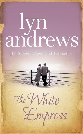 The White Empress: A heart-warming saga of chasing your dreams - Lyn Andrews [KSIĄŻKA]