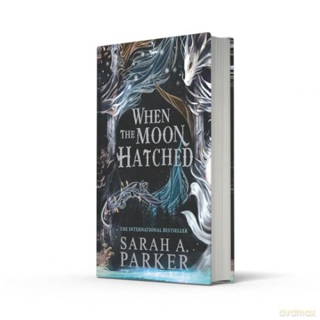 When the Moon Hatched: The #1 SUNDAY TIMES bestselling sensation: Book 1 (The Moonfall Series) - Sarah A Parker [KSIĄŻKA]