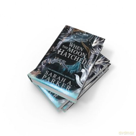 When the Moon Hatched: The #1 SUNDAY TIMES bestselling sensation: Book 1 (The Moonfall Series) - Sarah A Parker [KSIĄŻKA]
