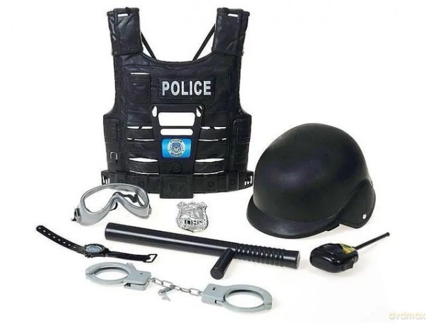 Hełm i kamizelką policyjna z akcesoriami