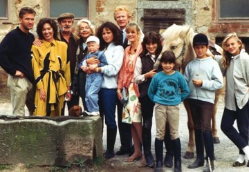 Fest im Sattel: Der Mooshof - Die Komplettbox mit 48 Episoden der deutschen Serie - Erlebe die familiäre Pferdeserie aus den 80er Jahren [DVD]