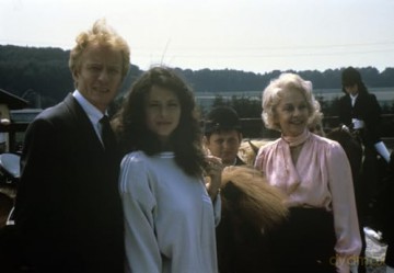 Fest im Sattel: Der Mooshof - Die Komplettbox mit 48 Episoden der deutschen Serie - Erlebe die familiäre Pferdeserie aus den 80er Jahren [DVD]