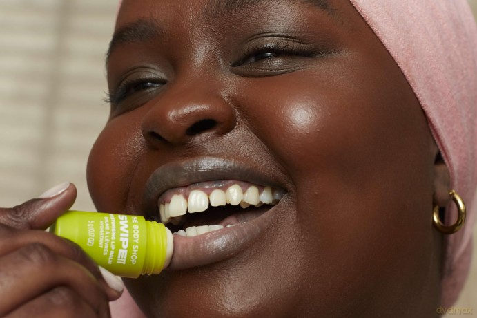 The Body Shop Moisturizing lip balm Swipe It Kiwi (Lip Balm) 5 g dla kobiety