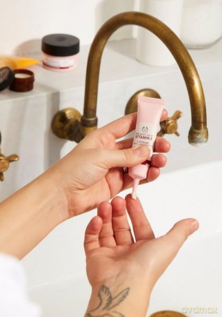 The Body Shop Eye cream with vitamin E (Eye Cream Vitamin E) 15 ml dla kobiety