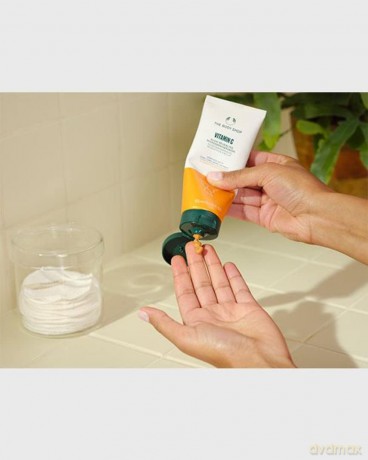 The Body Shop Brightening skin peeling Vitamin C (Glow Revealing Microdermabrasion) 100 ml dla kobiety