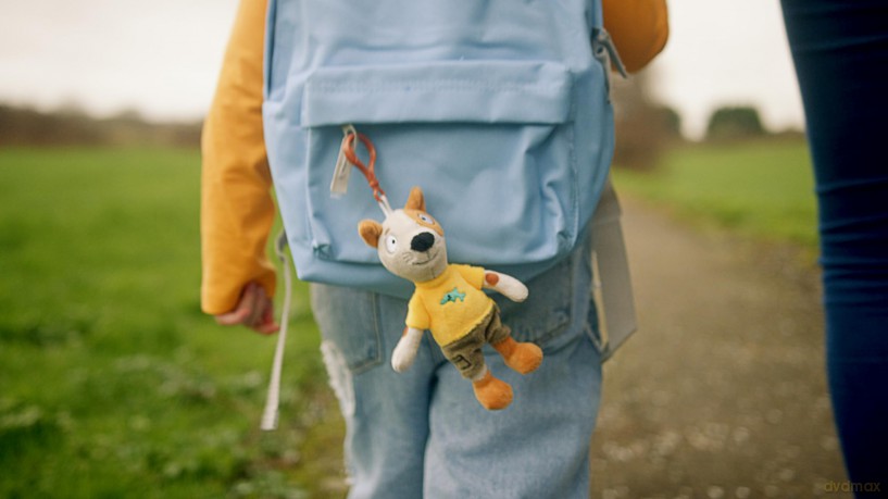 BANDAI Adorable Pip and Posy Clip-on Plush Zac Toy | Soft 13cm Teddy Keychain | Cute Bag Clip Soft Plushie Character for Girls and Boys