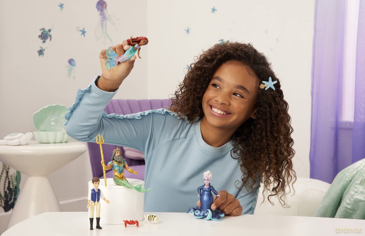 Mattel Disney The Little Mermaid Ariels Adventures Story Set with 4 Small Dolls and Accessories, Toys Inspired by the Movie, HLX19