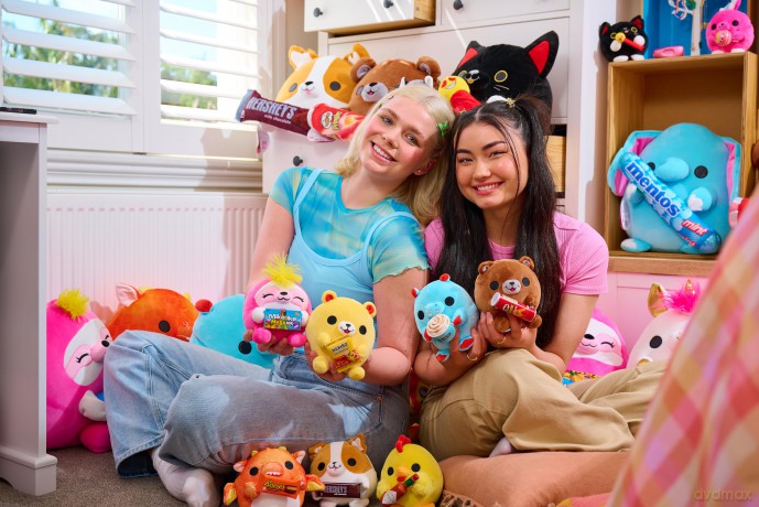Snackles Small Sized 14 cm by ZURU Cuddly Squishy Comfort Plush with License Snack Brand Accessory (Random Assortment)