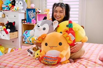 Snackles Super Sized 35 cm, Hippo (Cinnabon), by ZURU Cuddly Squishy Comfort 35 cm Plush with License Snack Brand Accessory (Hippo)