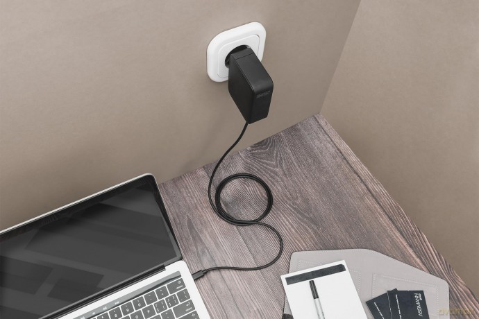 Ładowarka sieciowa zasilacz 1x USB-C PD 3.0 max. 100W GaN zintegrowany kabel 1,2m Czarna