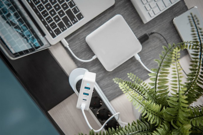 Uniwersalna 4-portowa ładowarka sieciowa 100W, 2x USB-C, 2x USB-A, PD 3.0 Biała