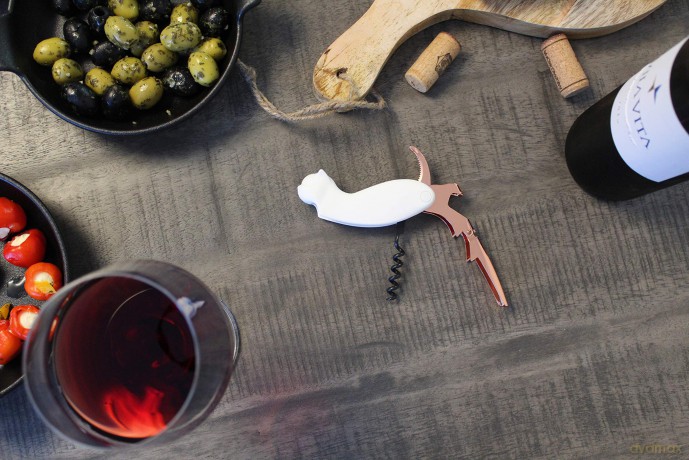 Winkee - Corkscrew Cat - White