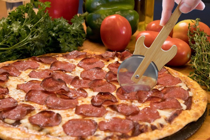 Winkee - Pizza Cutter - Guitar Pizza Cutter with Stand