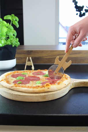Winkee - Pizza Cutter - Guitar Pizza Cutter with Stand