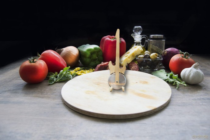 Winkee - Pizza Cutter - Guitar Pizza Cutter with Stand