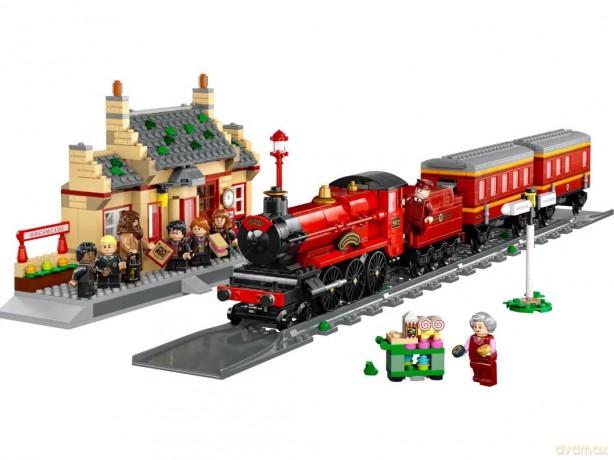 LEGO - Hogwarts ExpressTrain Set with Hogsmeade Station 76423