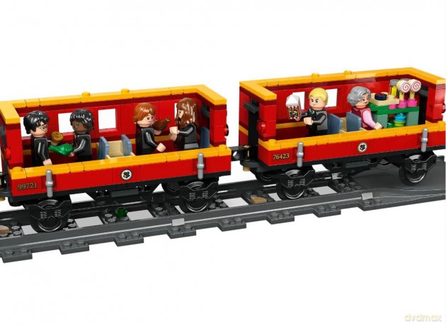 LEGO - Hogwarts ExpressTrain Set with Hogsmeade Station 76423