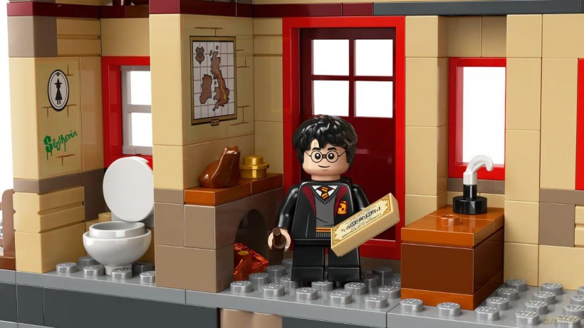 LEGO - Hogwarts ExpressTrain Set with Hogsmeade Station 76423