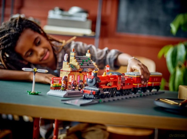 LEGO - Hogwarts ExpressTrain Set with Hogsmeade Station 76423