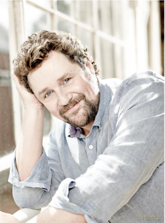 A Backstage Betrayal: The must-read novel of 2024 from the West End legend and bestselling author - Michael Ball [KSIĄŻKA]