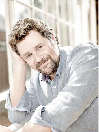 A Backstage Betrayal: The must-read novel of 2024 from the West End legend and bestselling author - Michael Ball [KSIĄŻKA]