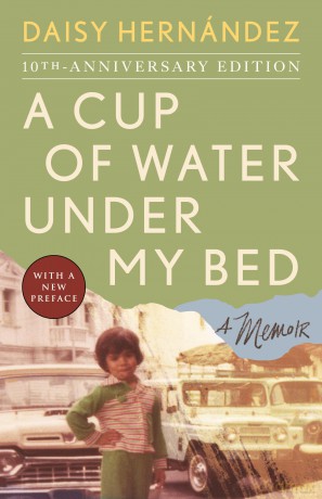 A Cup of Water Under My Bed: A Memoir - Daisy Hernández [KSIĄŻKA]
