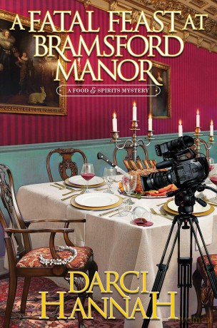 A Fatal Feast at Bramsford Manor (A Food and Spirits Mystery) - Darci Hannah [KSIĄŻKA]