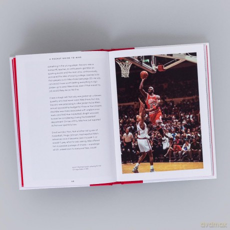 A Pocket Guide to Nike (Pocket Guides to Fashion) - Josh Sims [KSIĄŻKA]