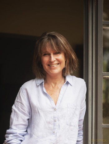 A Silent Tsunami: Swimming Against the Tide of my Mother's Dementia - Anthea Rowan [KSIĄŻKA]