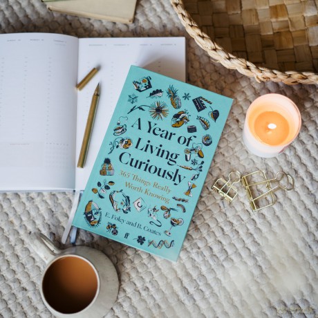 A Year of Living Curiously: 365 Things Really Worth Knowing - Beth Coates [KSIĄŻKA]