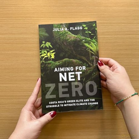 Aiming for Net Zero: Costa Rica's Green Elite and the Struggle to Mitigate Climate Change - Julia A. Flagg [KSIĄŻKA]
