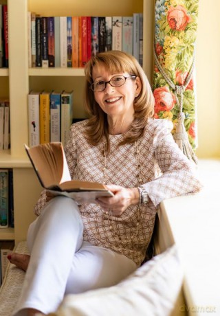 An Ideal Husband: From the Sunday Times bestselling author of Mothers and Daughters comes an uplifting new family drama perfect for winter reading in the festive Christmas season 2024 - Erica James [KSIĄŻKA]