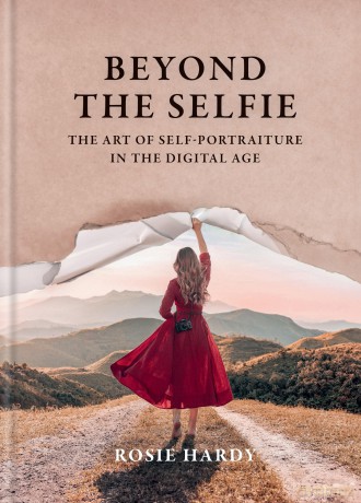 Beyond the Selfie: The Art of Self Portraiture in the Digital Age - Rosie Hardy [KSIĄŻKA]