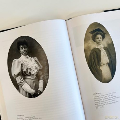 Beyond Vanity: The History and Power of Hairdressing - Elizabeth L. Block [KSIĄŻKA]
