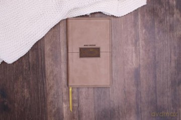 Bible Origins (Portions of the New Testament + Graphic Novel Origin Stories), Deluxe Edition, Leathersoft, Tan: The Underground Story - Zondervan [KOMIKS]