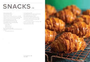 Breaking Bao: 88 Bakes and Snacks from Asia and Beyond - Clarice Lam [KSIĄŻKA]