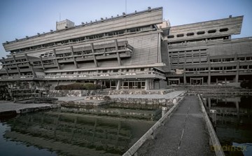 Brutalist Japan: A Photographic Tour of Post-War Japanese Architecture - Paul Tulett [KSIĄŻKA]