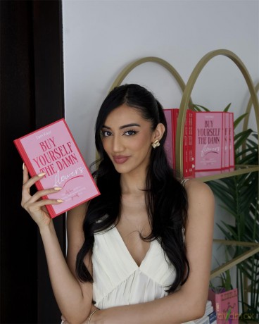 Buy Yourself the Damn Flowers: The self-love guide to growing, healing and learning to put yourself first - Tam Kaur [KSIĄŻKA]