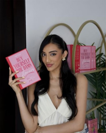 Buy Yourself the Damn Flowers: The self-love guide to growing, healing and learning to put yourself first - Tam Kaur [KSIĄŻKA]