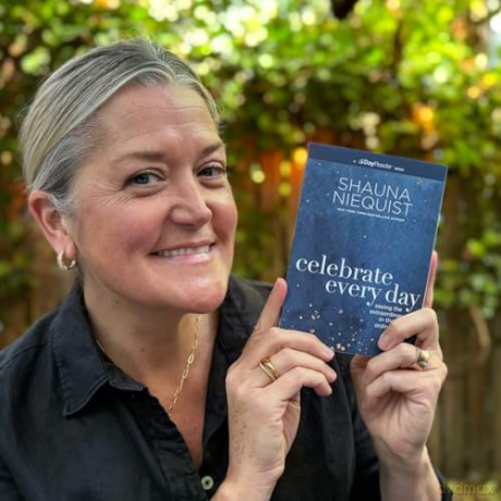 Celebrate Every Day: Seeing the Extraordinary in the Ordinary - Shauna Niequist [KSIĄŻKA]