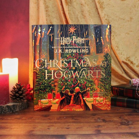 Christmas at Hogwarts: A joyfully illustrated gift book featuring text from 'Harry Potter and the Philosopher's Stone' - J.K. Rowling [KSIĄŻKA]