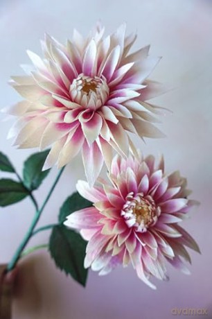 Crafting Paper Flowers: A Visual Guide to Breathtaking Botanicals - Emily Paluska [KSIĄŻKA]