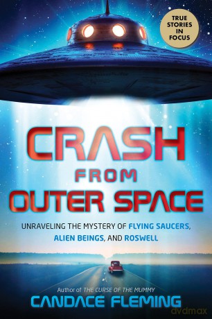 Crash from Outer Space: Unraveling the Mystery of Flying Saucers, Alien Beings, and Roswell (Scholastic Focus) - Candace Fleming [KSIĄŻKA]