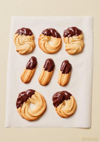 Crumbs: Cookies and Sweets from Around the World - Ben Mims [KSIĄŻKA]