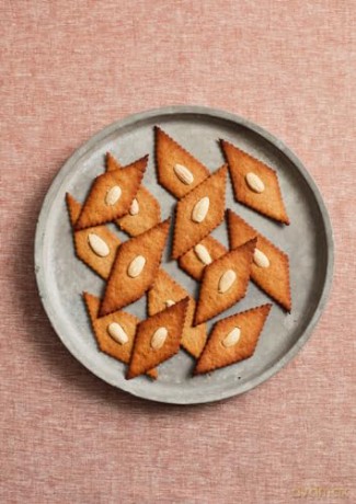 Crumbs: Cookies and Sweets from Around the World - Ben Mims [KSIĄŻKA]