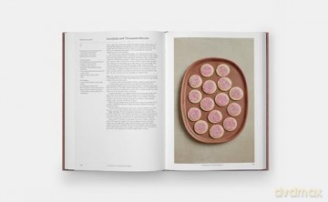 Crumbs: Cookies and Sweets from Around the World - Ben Mims [KSIĄŻKA]