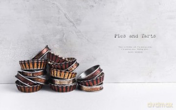 Crust: Essential Sweets and Savories from Victoria's Beloved Bakery - Tom Moore [KSIĄŻKA]