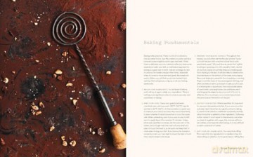 Crust: Essential Sweets and Savories from Victoria's Beloved Bakery - Tom Moore [KSIĄŻKA]