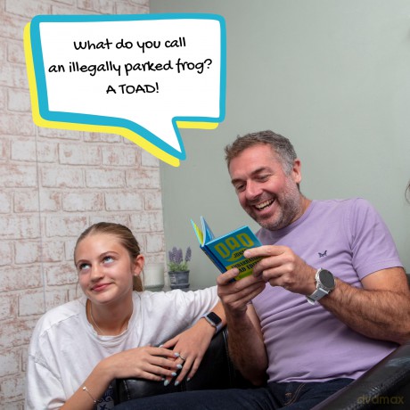 Dad Jokes For Embarrasing Dads Gift Book - Dad Joke Gifts - Bee Three Books [KSIĄŻKA]